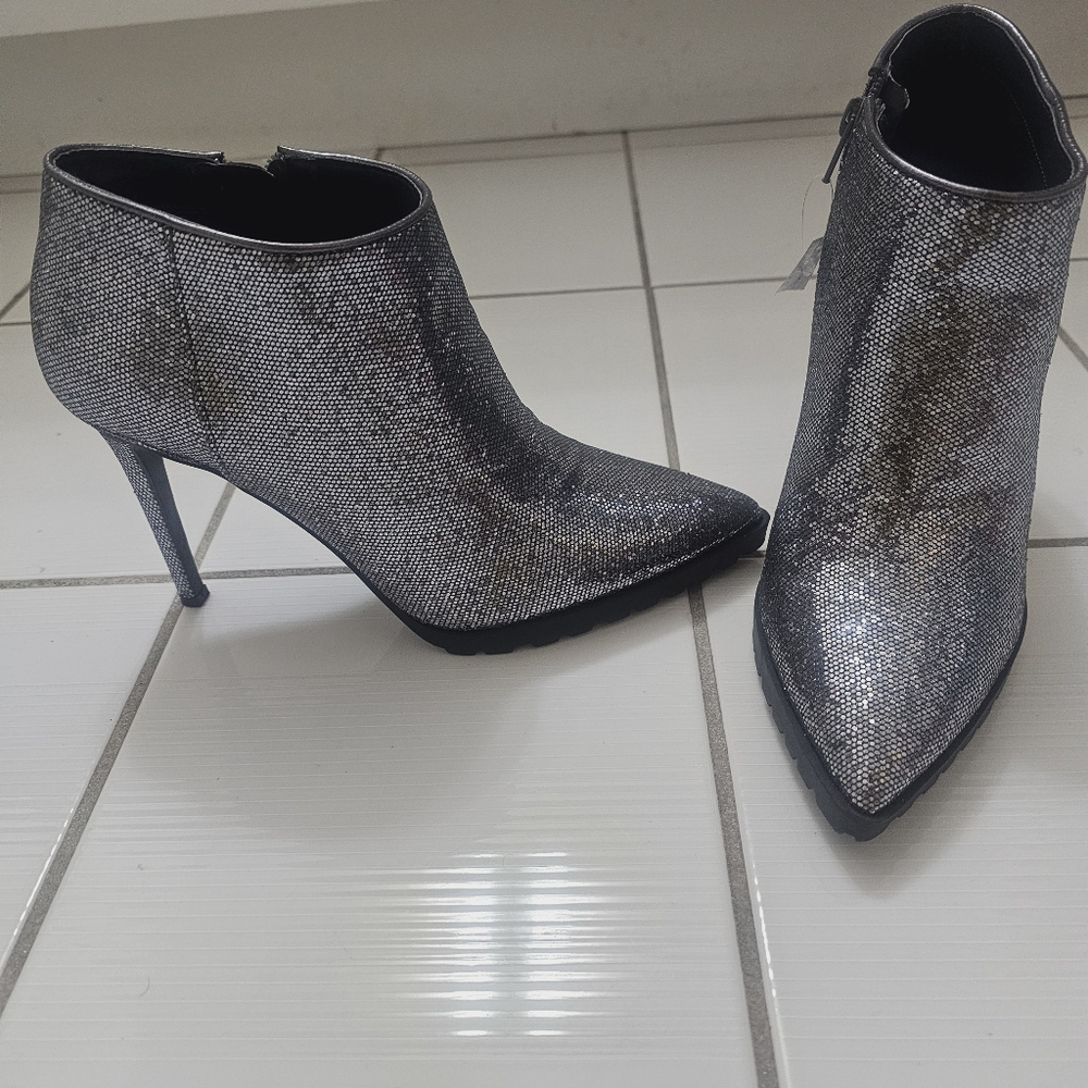 NWT, Stunning Mix No. 6 Darra Ankle Bootie, in Pewter Metallic, Sz 8